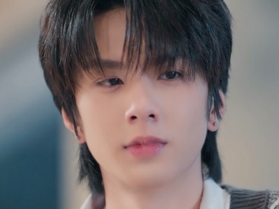 Hia is portrayed by Thai actor Save Worapong Walor (เซฟ วรพงษ์ วาเลาะ).