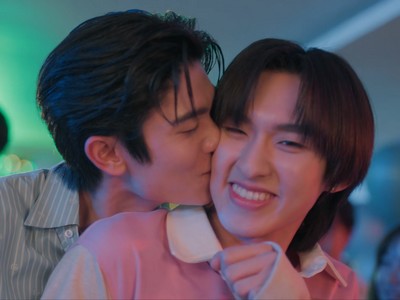 Fah kisses Teerak on the cheek.