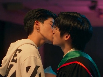 Saen and Aii kiss in the finale.